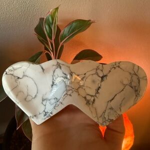 Howlite double heart bowl
